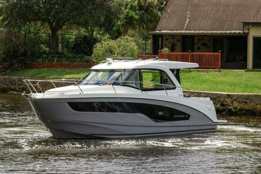 2026 Beneteau Antares 9