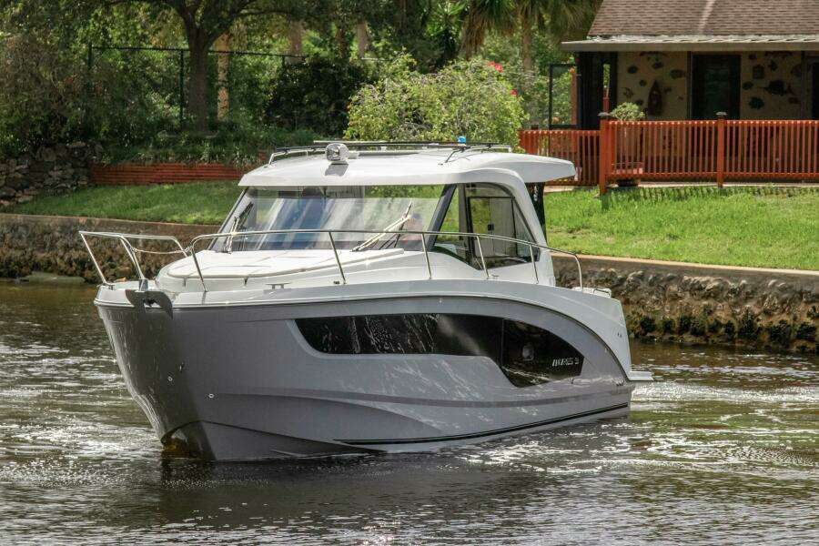 2026 Beneteau Antares 9