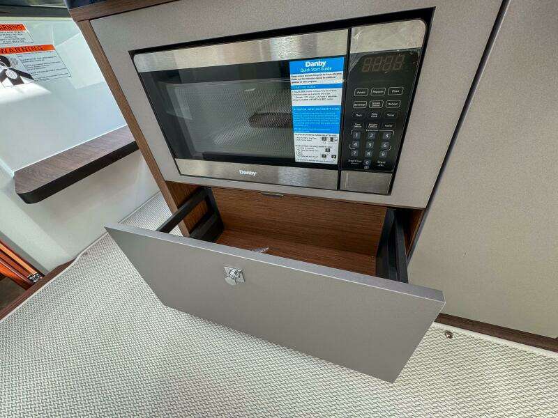 2026 Beneteau Antares 9