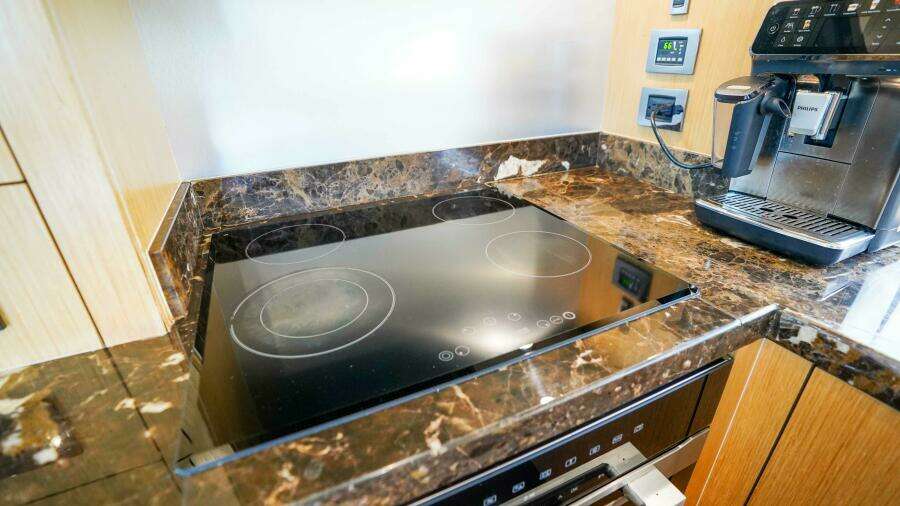 2016 Sunseeker 75 Yacht