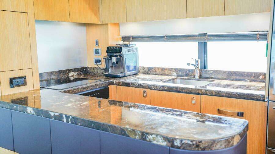 2016 Sunseeker 75 Yacht