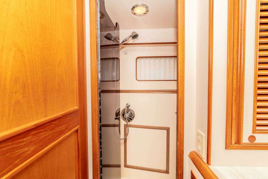 2000 Offshore Yachts Flushdeck