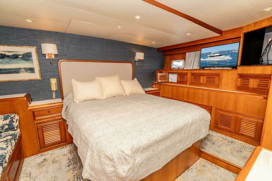 2000 Offshore Yachts Flushdeck