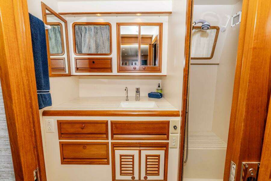 2000 Offshore Yachts Flushdeck