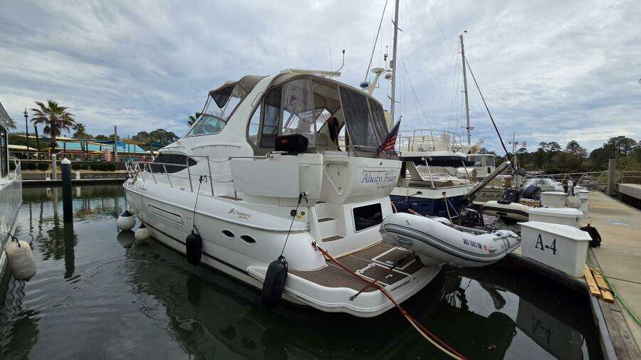 2000 Cruisers Yachts 4450 Express Motor Yacht