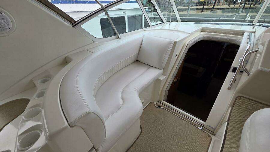 2000 Cruisers Yachts 4450 Express Motor Yacht