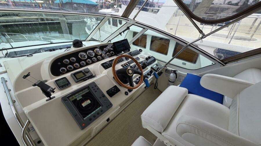 2000 Cruisers Yachts 4450 Express Motor Yacht