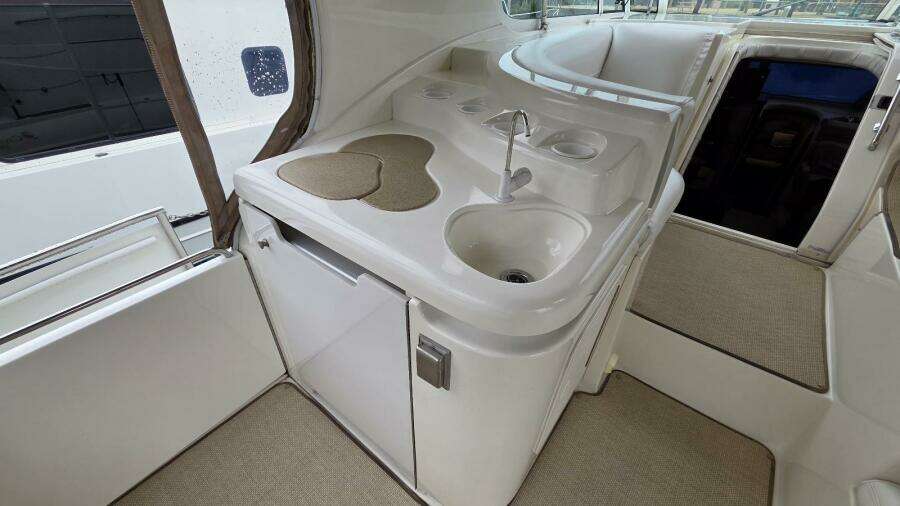 2000 Cruisers Yachts 4450 Express Motor Yacht