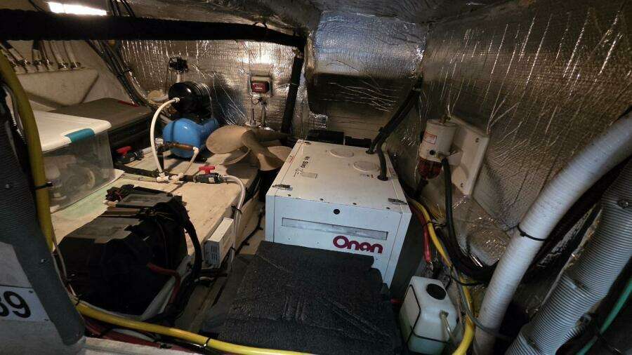 2000 Cruisers Yachts 4450 Express Motor Yacht