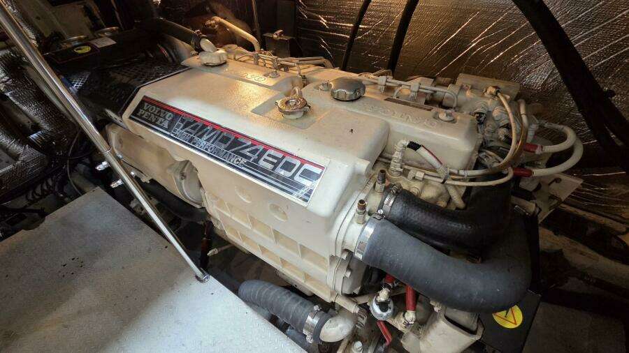 2000 Cruisers Yachts 4450 Express Motor Yacht