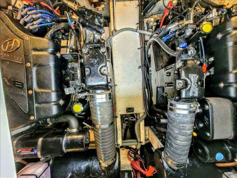 2000 Cruisers Yachts 3672 Express