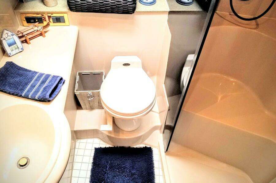 2000 Cruisers Yachts 3672 Express