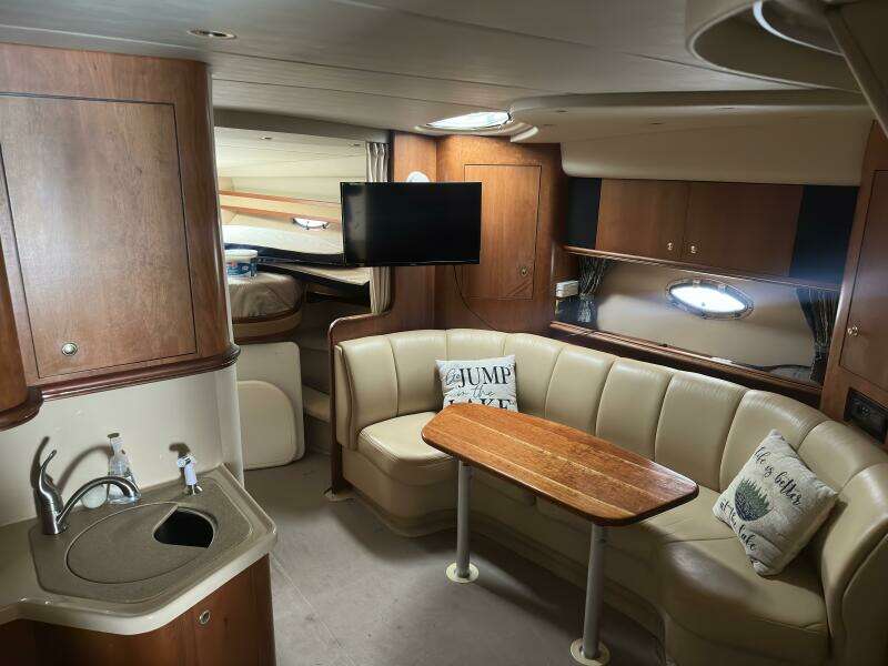 2000 Cruisers Yachts 3672 Express