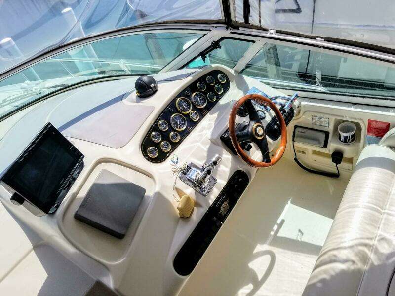 2000 Cruisers Yachts 3672 Express