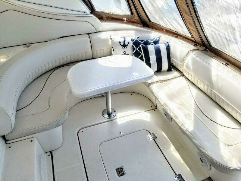 2000 Cruisers Yachts 3672 Express