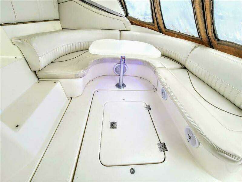 2000 Cruisers Yachts 3672 Express