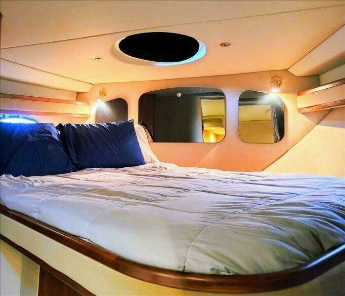 2000 Cruisers Yachts 3672 Express