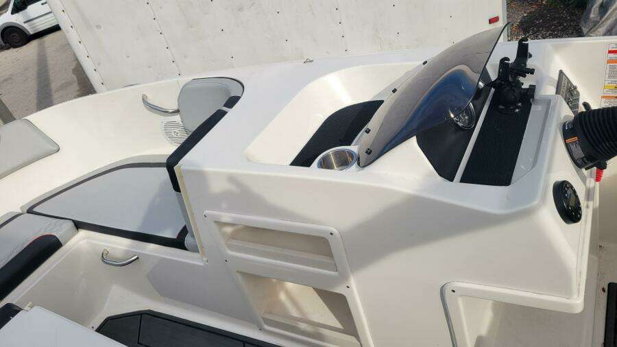 2022 Bayliner Element M17