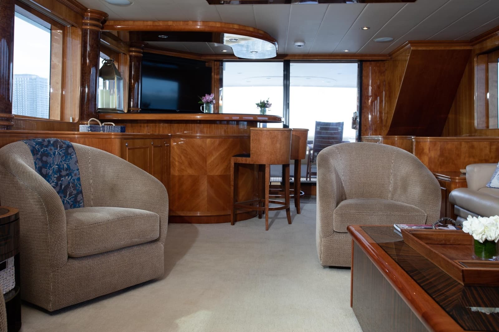 Salon Bar Aft