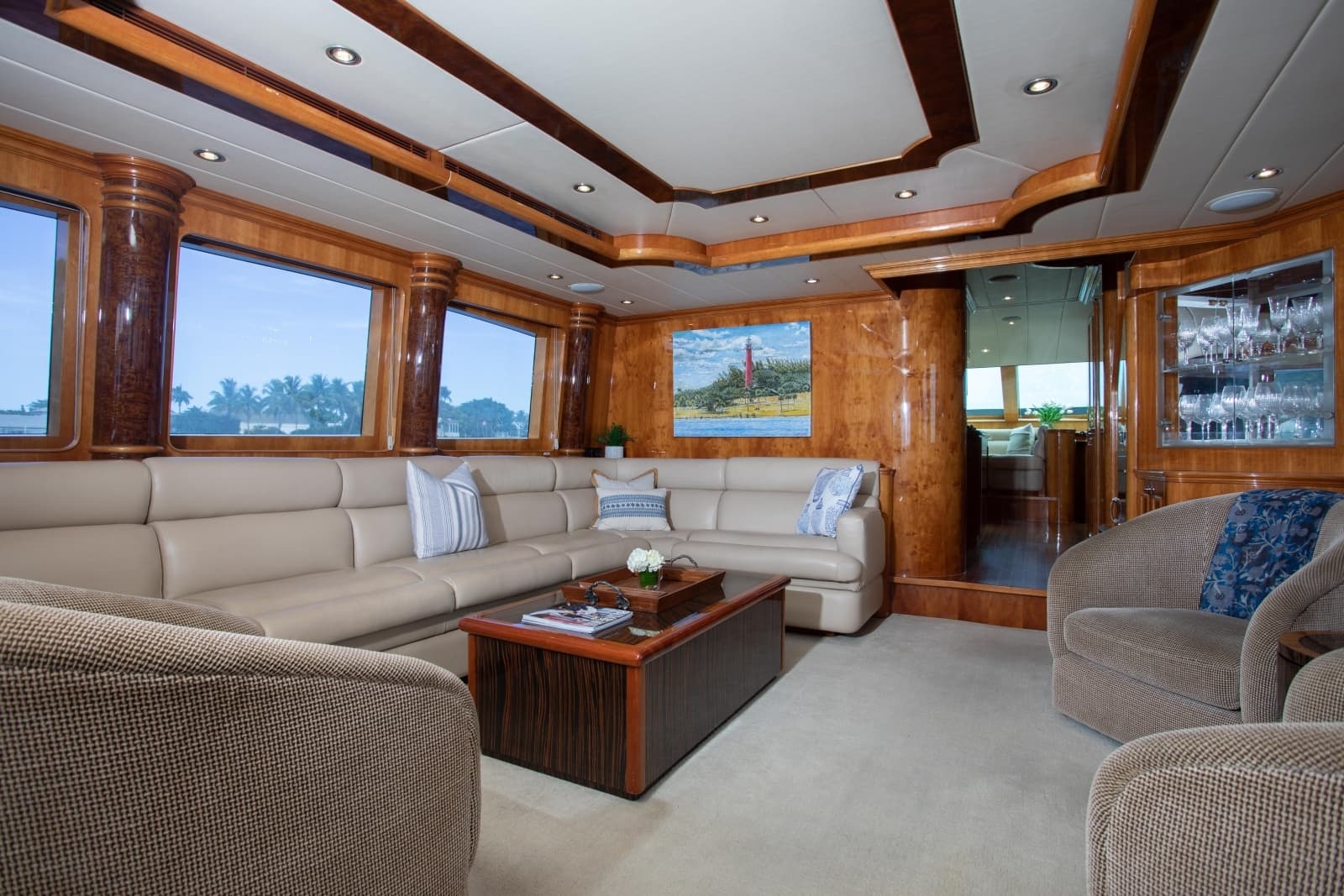Salon Settee To Port