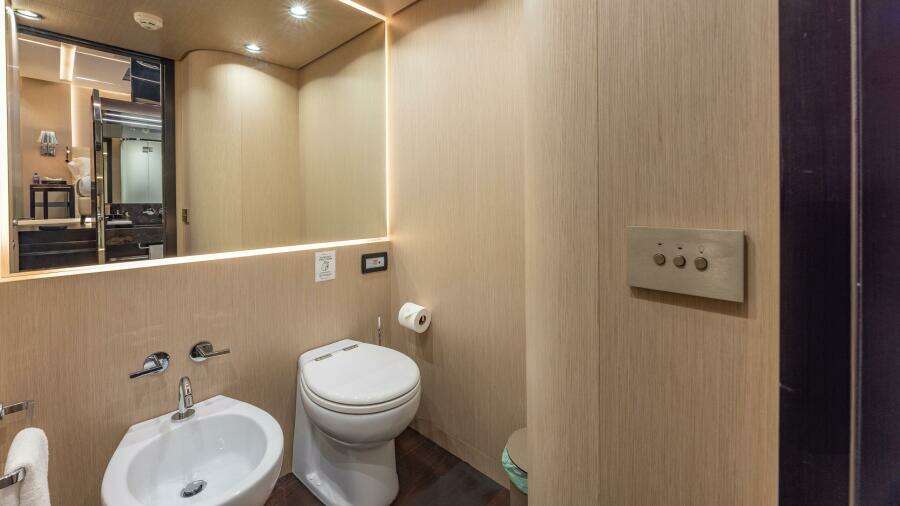 Master Stateroom Bath 