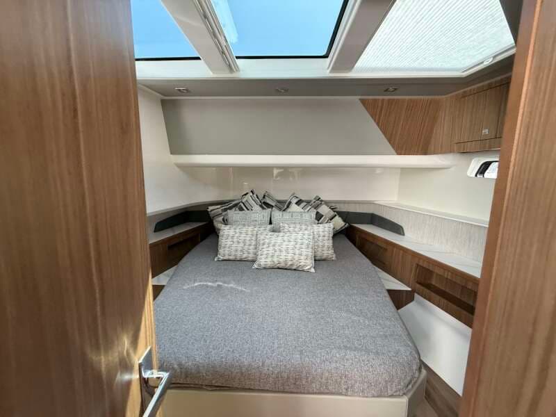 2024 Cruisers Yachts 50 GLS Outboard