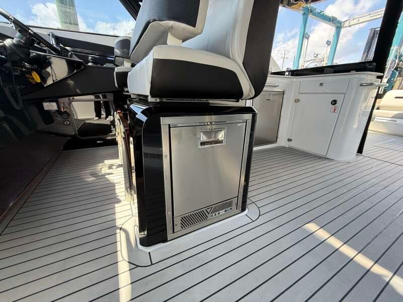 2024 Cruisers Yachts 50 GLS Outboard