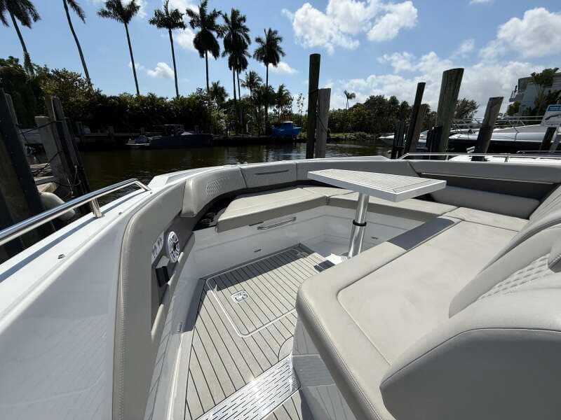 2024 Cruisers Yachts 50 GLS Outboard