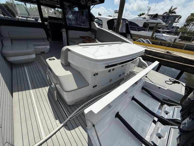 2024 Cruisers Yachts 50 GLS Outboard