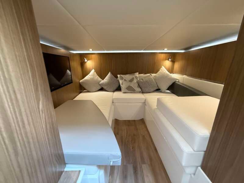 2024 Cruisers Yachts 50 GLS Outboard