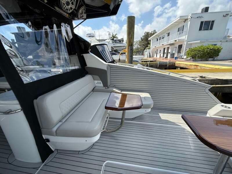 2024 Cruisers Yachts 50 GLS Outboard