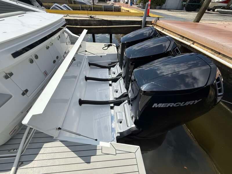 2024 Cruisers Yachts 50 GLS Outboard
