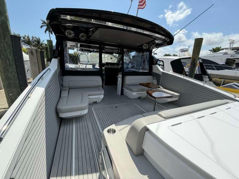 2024 Cruisers Yachts 50 GLS Outboard