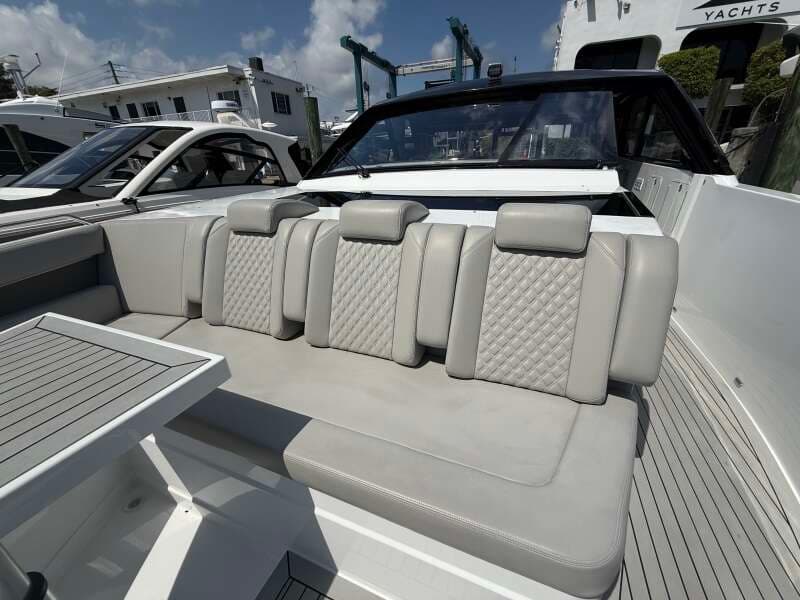 2024 Cruisers Yachts 50 GLS Outboard