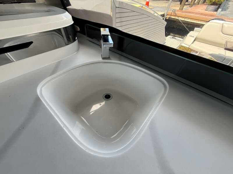 2024 Cruisers Yachts 50 GLS Outboard