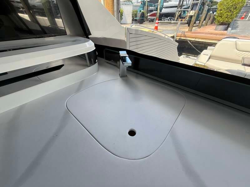 2024 Cruisers Yachts 50 GLS Outboard