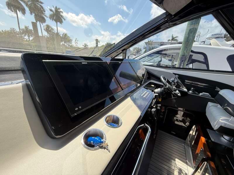 2024 Cruisers Yachts 50 GLS Outboard