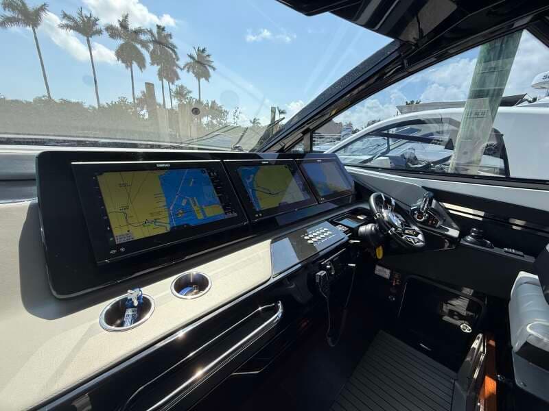 2024 Cruisers Yachts 50 GLS Outboard