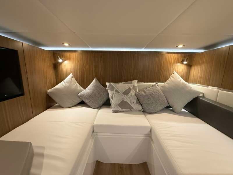 2024 Cruisers Yachts 50 GLS Outboard