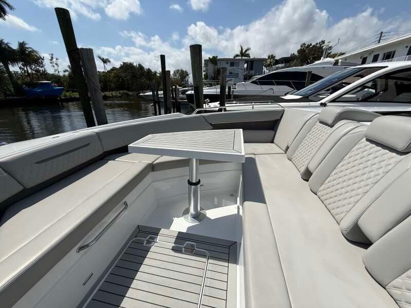 2024 Cruisers Yachts 50 GLS Outboard