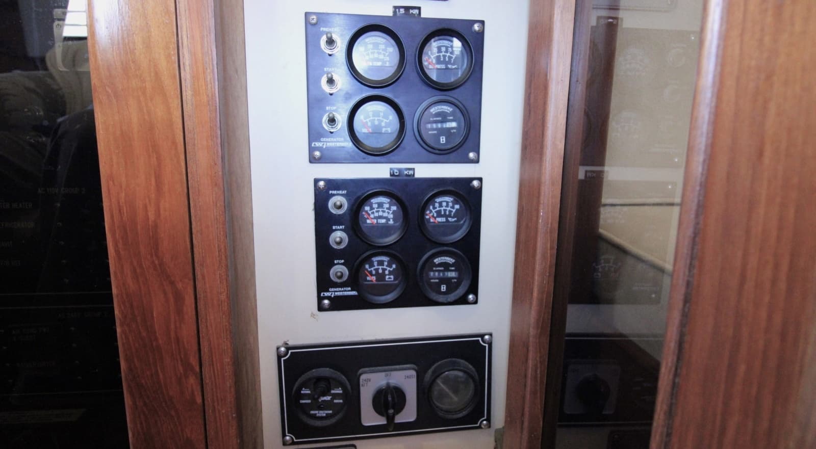 1995 Jefferson 52 Rivanna Cockpit MY