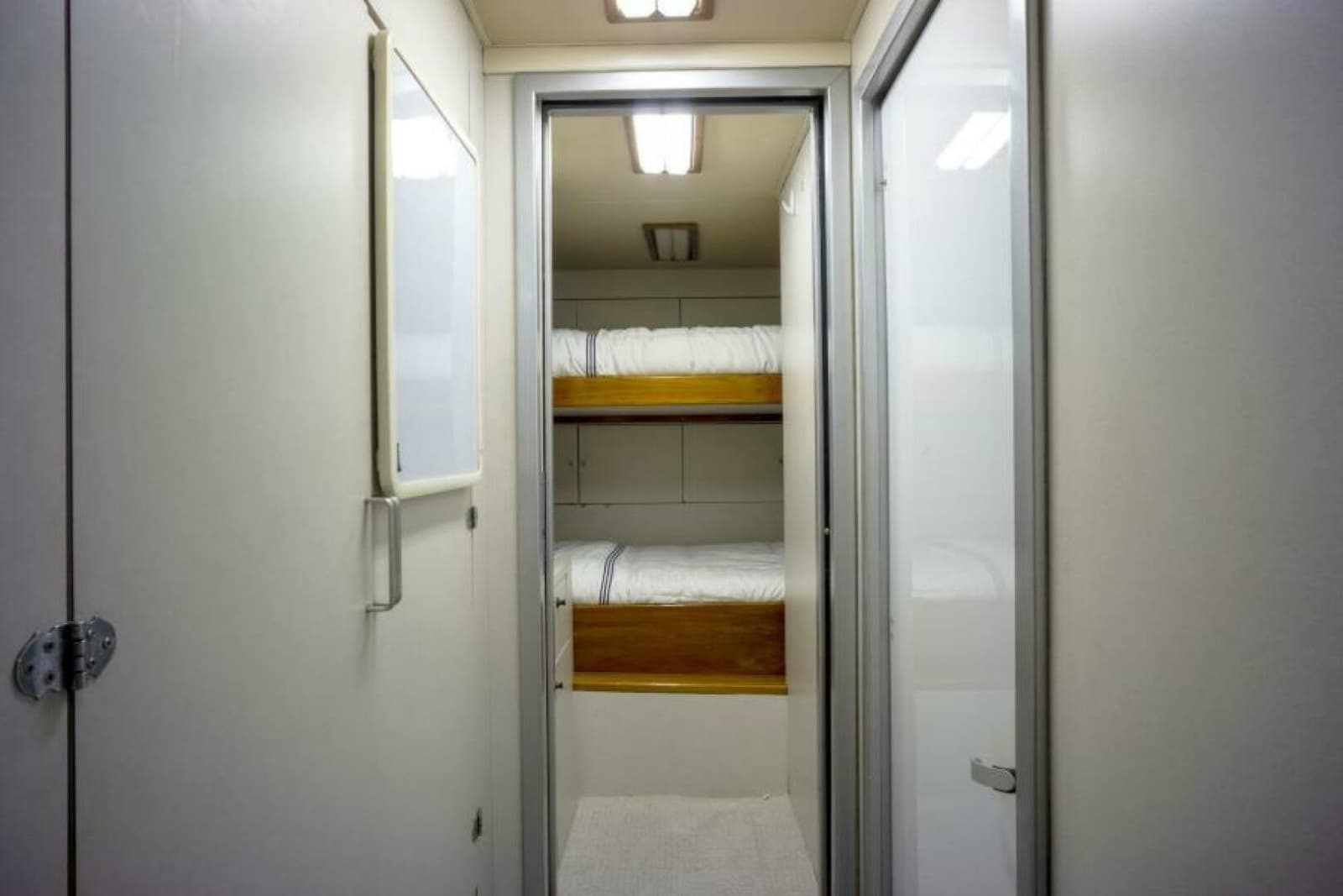 2005 Sea Force IX Enclosed Flybridge