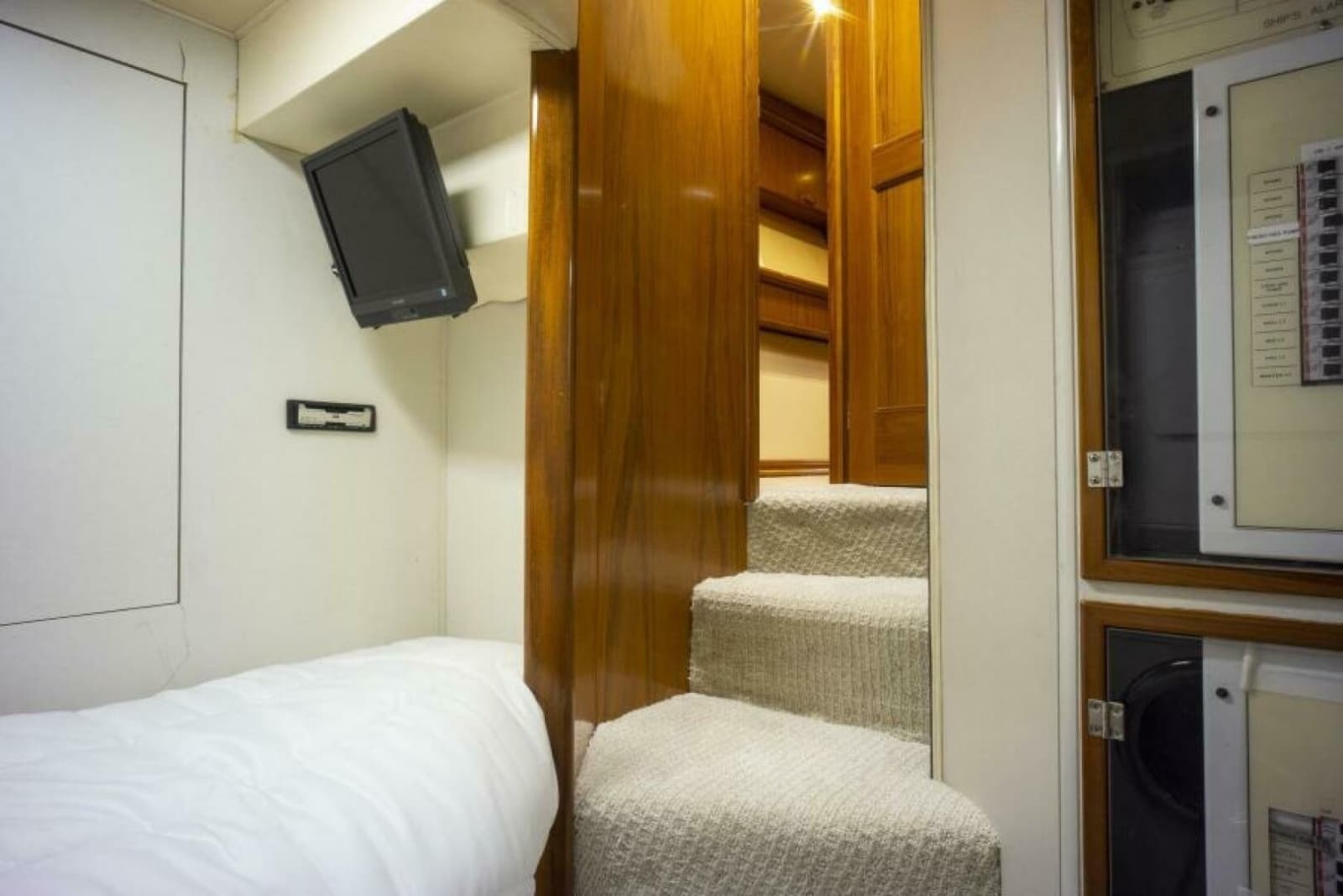 2005 Sea Force IX Enclosed Flybridge