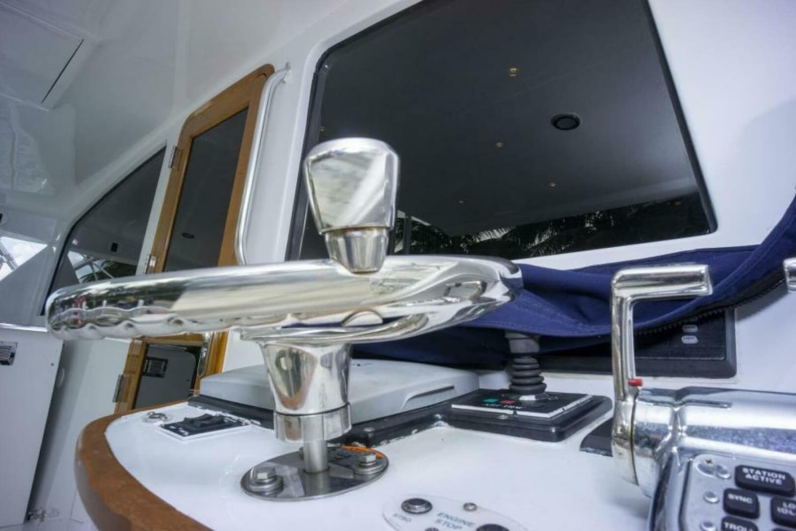 2005 Sea Force IX Enclosed Flybridge