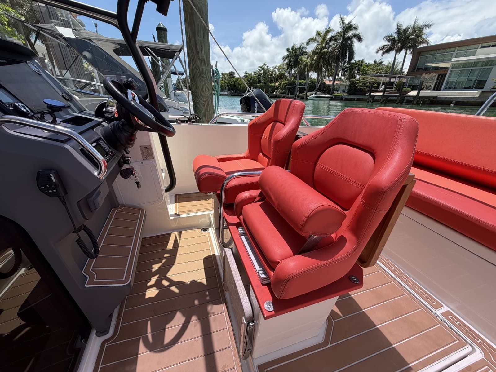 Nimbus 26 - Helm Station Seating