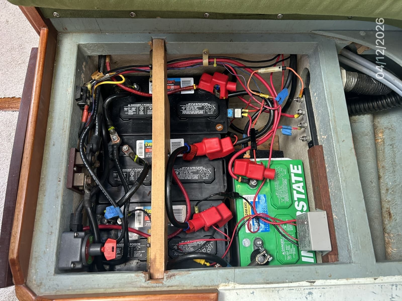 41' Rival battery bank