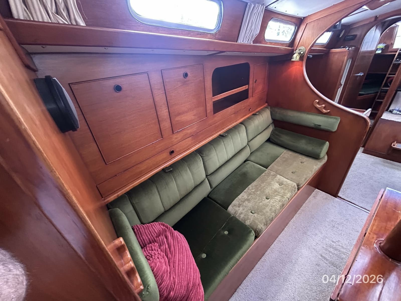 41' Rival salon starboard seating1