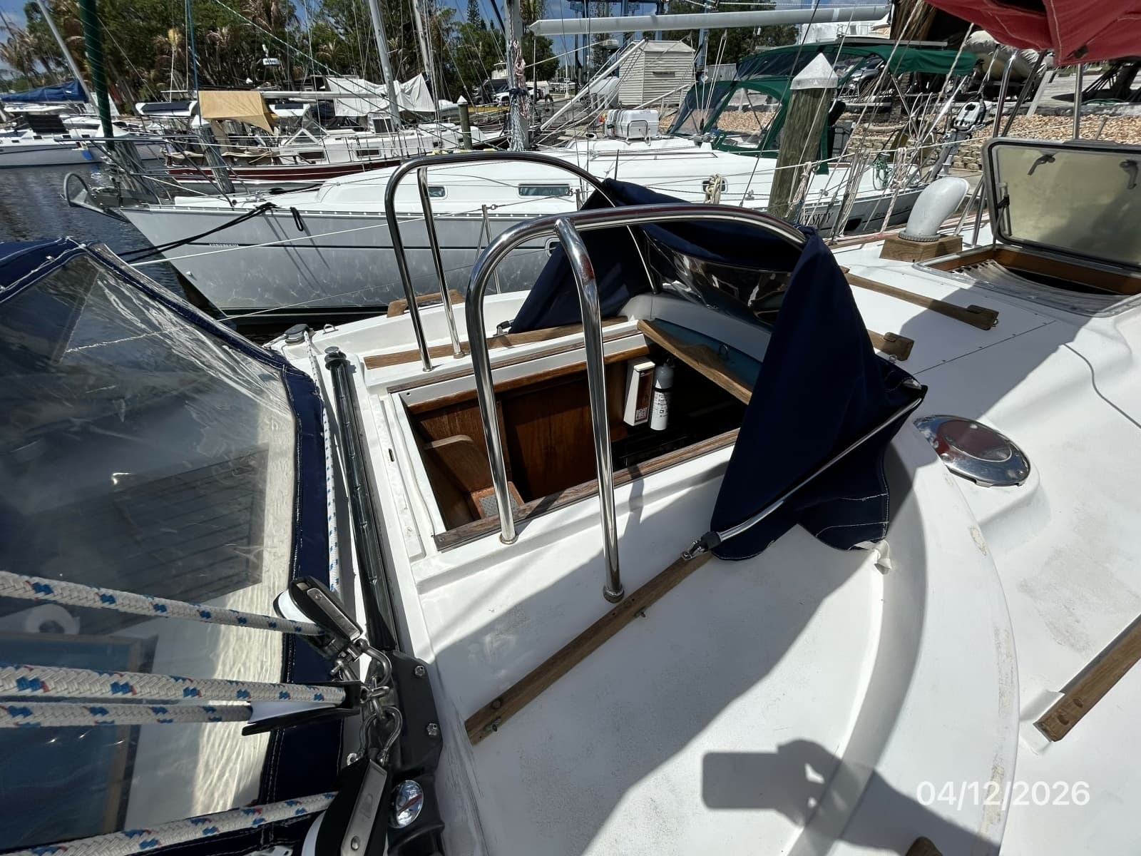 41' Rival forward companionway2