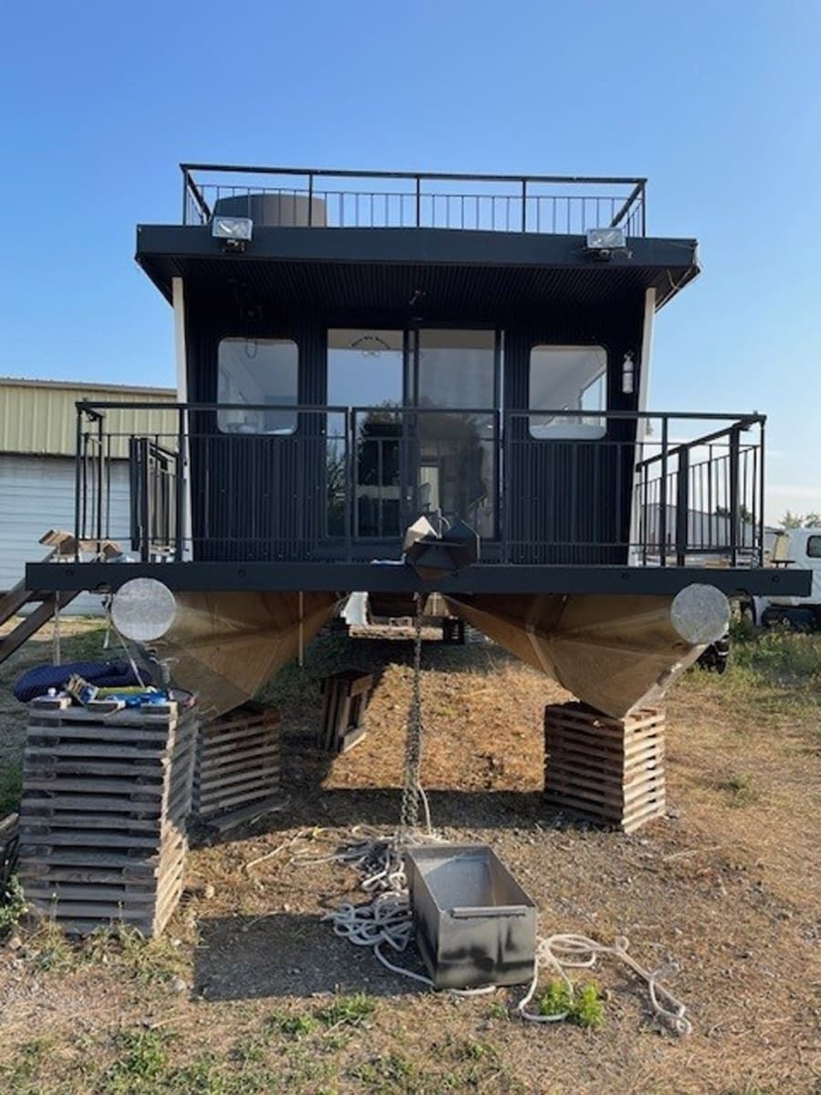 1985 Three Buoys Houseboat
