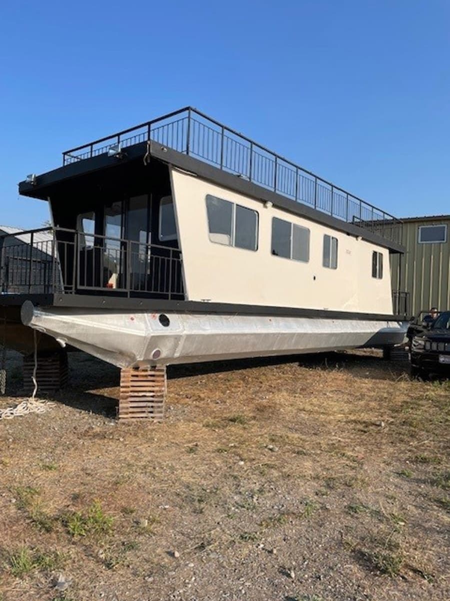 1985 Three Buoys Houseboat